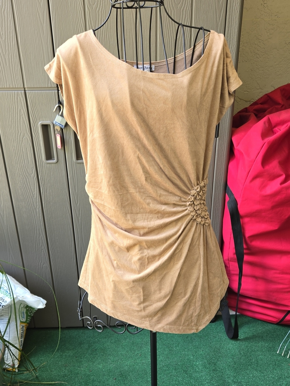 Women’s Gathered Side Tee in Camel
